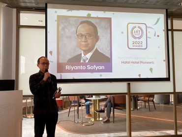 Riyanto Sofyan Receives an Award for His Contribution to the Halal Hotel Industry 